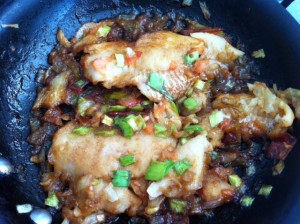 Refogue filé de peixe (cortado em pedaços) com alho, cebola, molho de tomate e molho teriyaki...Hummmm!!!!