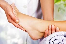 o inchaço dos pés e tornozelos pode apontar para um problema de saúde sério subjacente