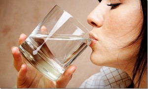 beber bastante líquidos ajuda a aliviar a dor de garganta