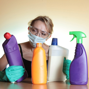 A grande maioria dos produtos de limpeza e de higiene pessoal que usamos está carregada de ingredientes super tóxicos extremamente prejudiciais à nossa saúde! CUIDADO!!!