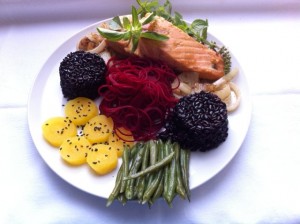 salmão com arroz preto, beterraba, batata baroa e vagem...hum! que delícia, minha gente!