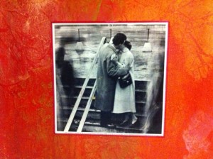 Beijo na Escadaria by MariaFernanda tela em técnica mista 30 X 30 com aplicação de foto de Robert Doisneau à venda