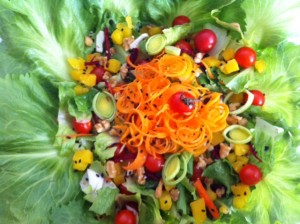 A salada primavera da Zizi Mommy é colorida, gostosa e fácil de fazer!
