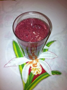 vitamina feita com sumo de 2 laranjas, 1/2 pêra, 1/2 xícara de blueberries (mirtilo) e 2 bananas...Hummmm!!!! Que delícia!!!