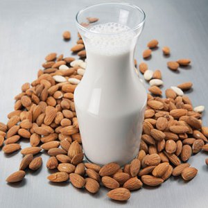 o leite de amêndoas é uma alternativa saudável para quem tem intolerância à lactose!