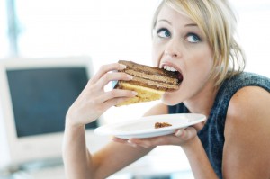 O vício pelo açúcar pode levar a pessoa ao transtorno conhecido como compulsão alimentar.