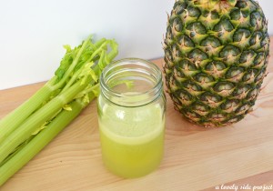 O suco feito com aipo e abacaxi, além de ser delicioso, é uma maravilha pra nos ajudar a relaxar, depois de um dia estressante de trabalho!!!