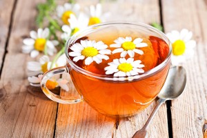 O chá de camomila alivia o estresse, limpa o fígado e desinflama tecidos, os músculos e a garganta! Tudo de bom!